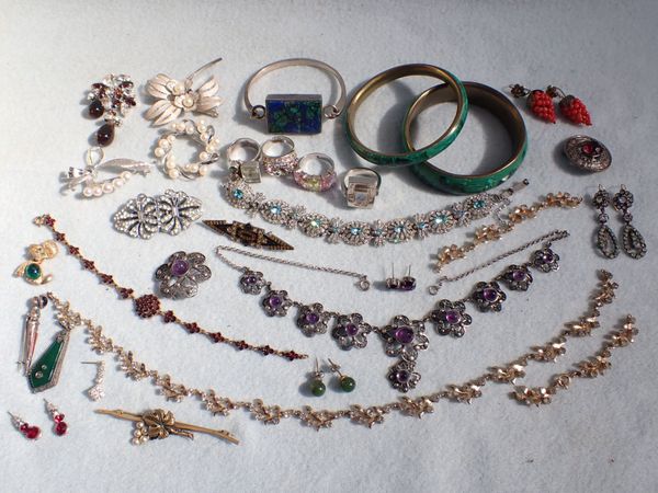 A COLLECTION OF COSTUME JEWELLERY