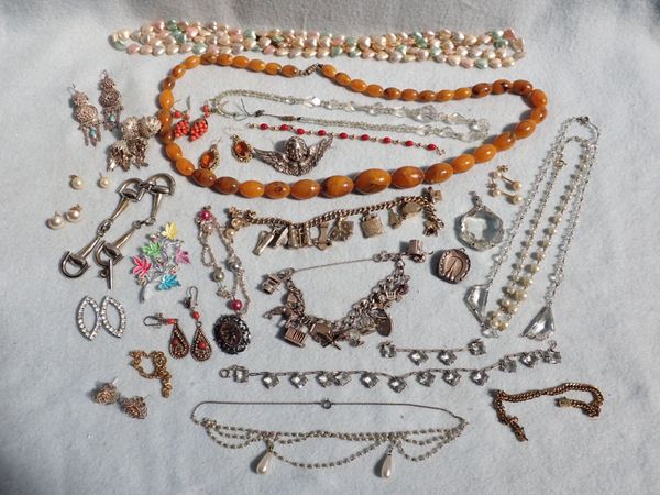 A COLLECTION OF SILVER JEWELLERY