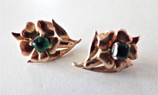 FLOWER MOTIF STUD EARRINGS