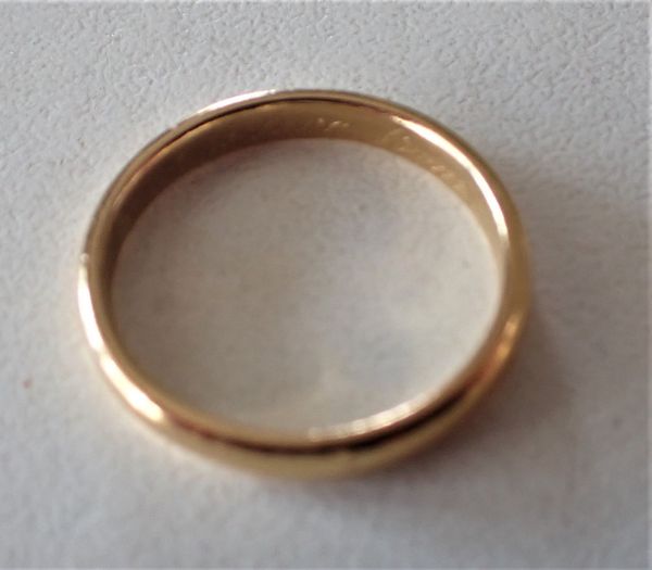 D-SHAPED WEDDING BAND