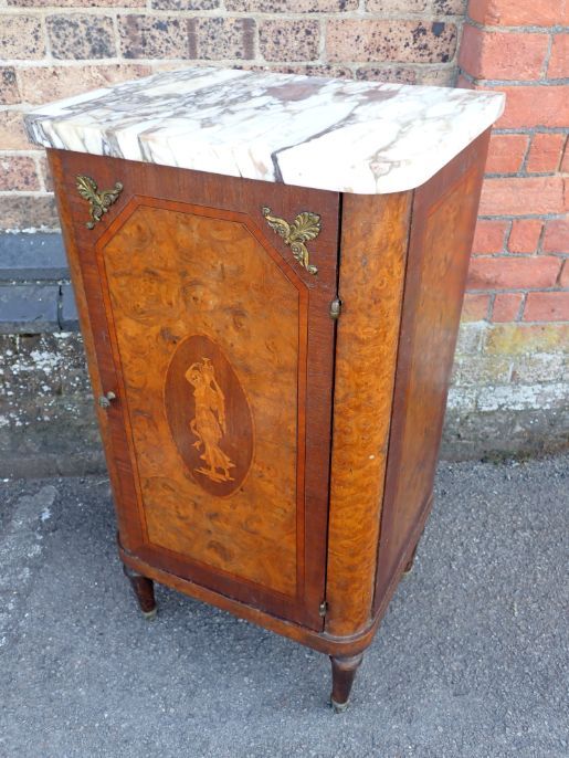 AN EARLY 20TH CENTURY FRENCH BURR WALNUT CABINET