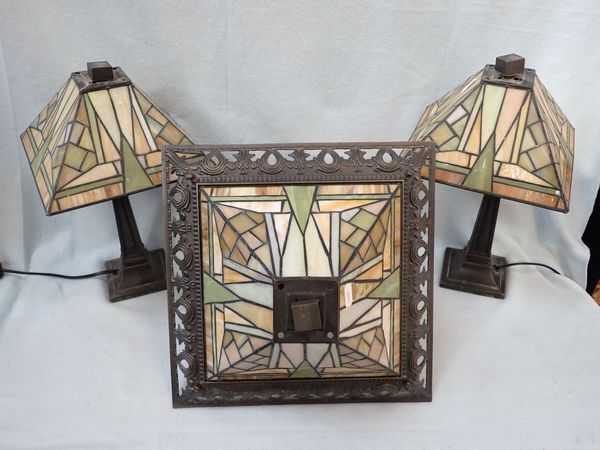 A PAIR OF TIFFANY STYLE TABLE LAMPS