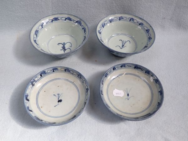 A PAIR OF CHINESE BLUE AND WHITE BOWLS