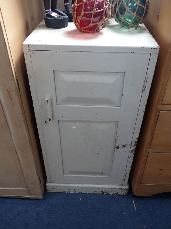A SMALL WHITE PAINTED CUPBOARD