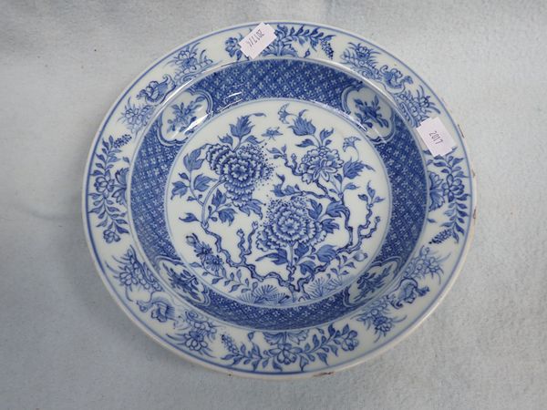 A CHINESE EXPORT BLUE AND WHITE DISH