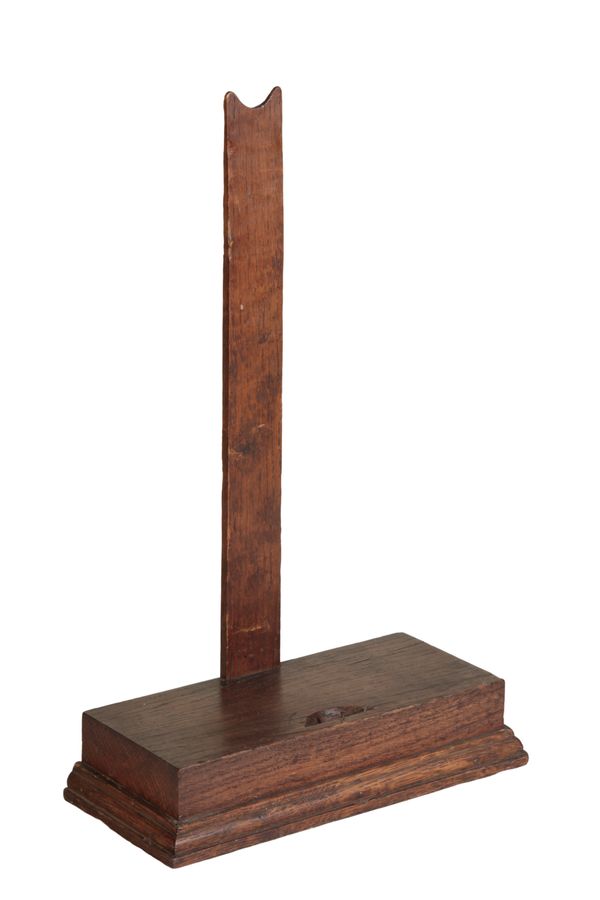 AN OAK PLATE OR TRAY STAND,