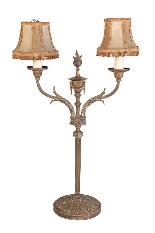 A BRASS TWIN LIGHT TABLE LAMP IN NEOCLASSICAL STYLE,
