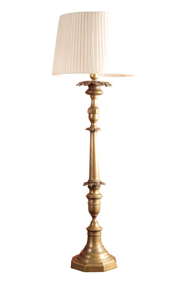 A GEORGE IV BRASS NEWEL LAMP,