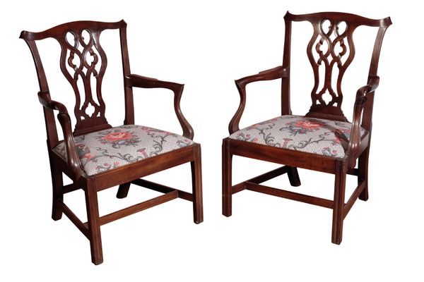 A PAIR OF FINE GEORGE III MAHOGANY ELBOW CHAIRS, ATTRIBUTABLE TO GILLOWS,