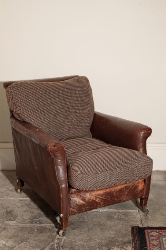 A VICTORIAN LEATHER UPHOLSTERED ARMCHAIR,