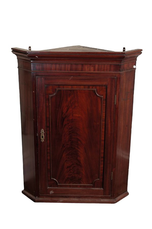 A GEORGE III MAHOGANY HANGING CORNER CABINET, POSSIBLY BY GILLOWS,