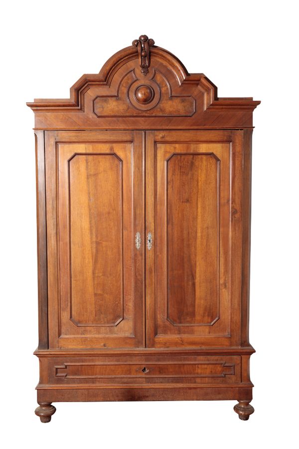 AN ITALIAN WALNUT ARMADIO CUPBOARD,