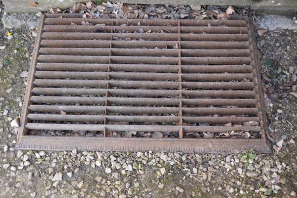 A SUBSTANTIAL VICTORIAN CAST AND WROUGHT IRON BOOT CLEANING GRILLE,