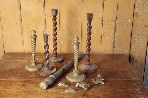 A PAIR OF TURNED OAK CANDLESTICKS,