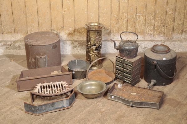 A SMALL QUANTITY OF DOMESTIC METALWARE,