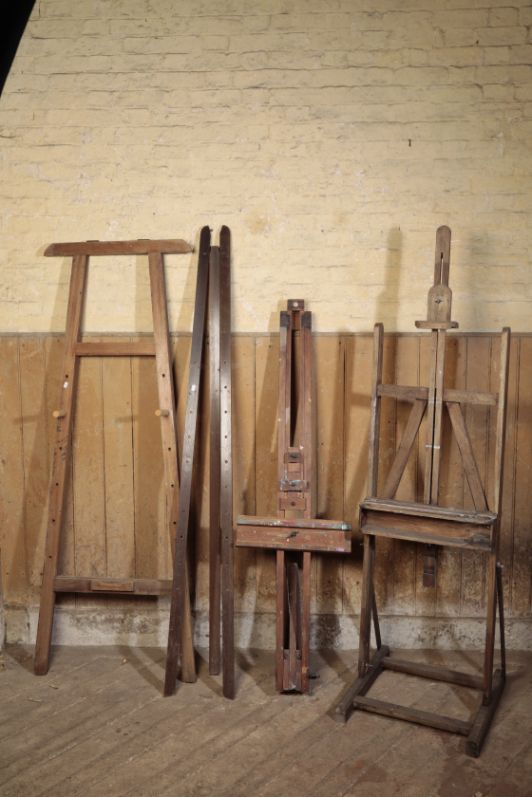 A STAINED HARDWOOD STUDIO EASEL,