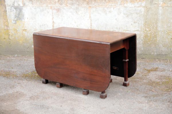 A GEORGE III MAHOGANY GATELEG TABLE,