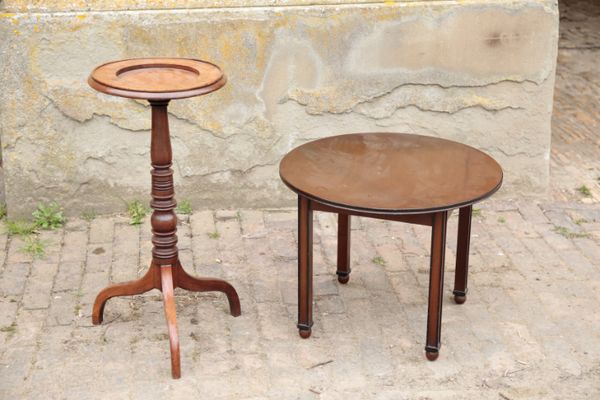 A REGENCY MAHOGANY VASE OR LAMP TABLE,