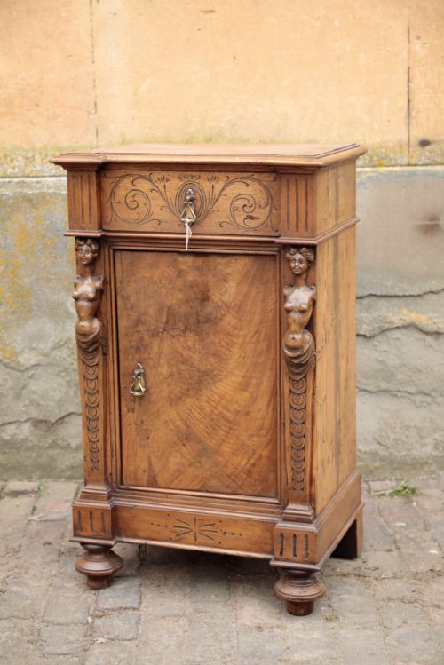 AN ITALIAN WALNUT BEDSIDE CUPBOARD,