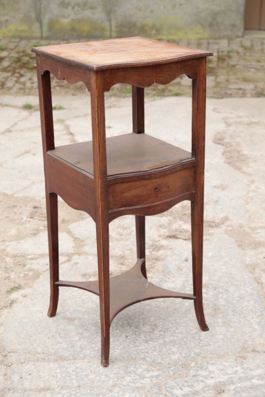 A GEORGE III MAHOGANY SERPENTINE FRONT WASH STAND,