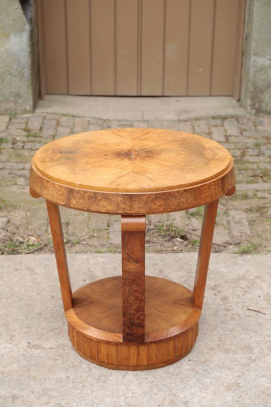 A WALNUT AND BURR WALNUT CIRCULAR OCCASIONAL TABLE IN ART DECO STYLE,