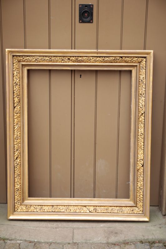 A VICTORIAN GILTWOOD PICTURE FRAME IN GOTHIC REVIVAL STYLE,