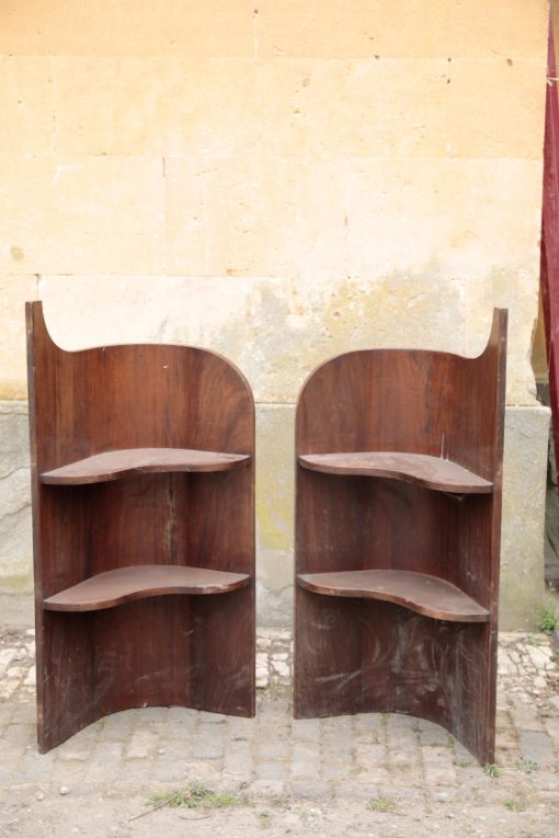 A PAIR OF MAHOGANY CORNER BEDSIDE STANDS, IN ARTS AND CRAFTS TASTE,