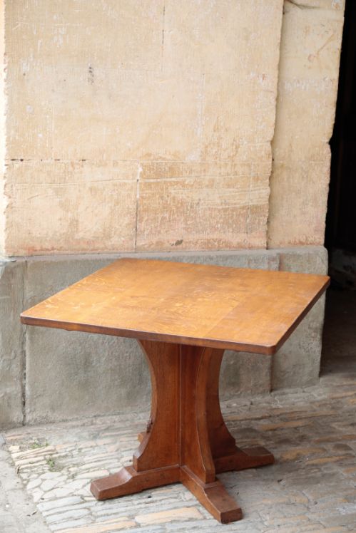 AN OAK DINING TABLE, BY ROBERT 'MOUSEMAN' THOMPSON,