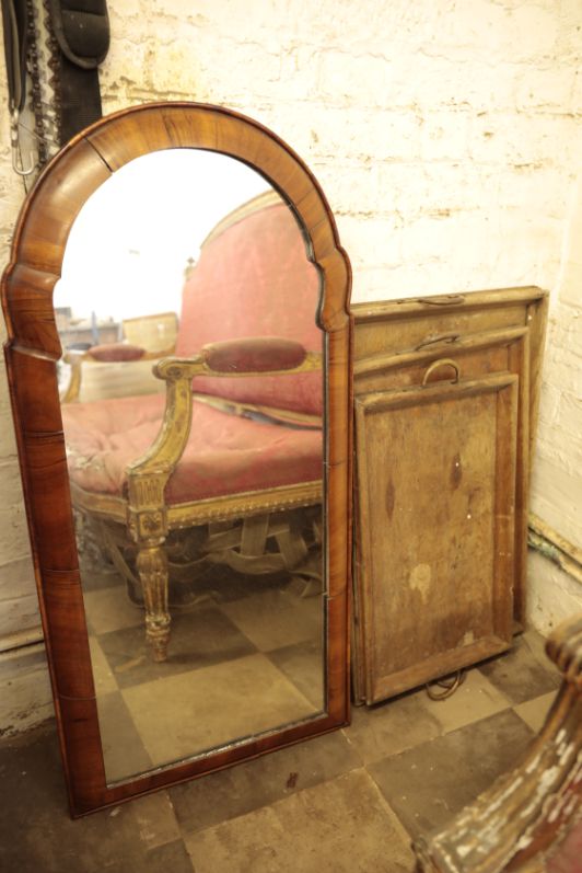 A WALNUT FRAMED WALL MIRROR IN QUEEN ANNE STYLE,