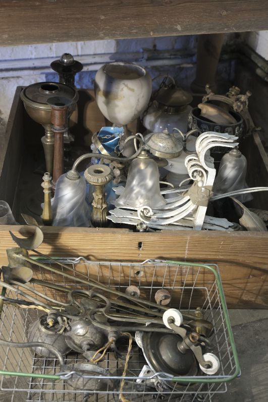 A QUANTITY OF ASSORTED LIGHTING AND OTHER ITEMS,