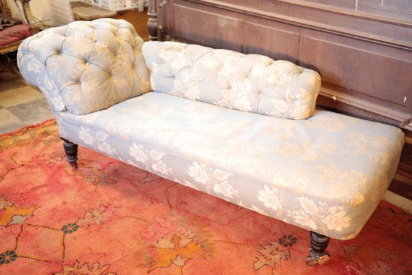 AN EARLY VICTORIAN BUTTON UPHOLSTERED CHAISE LONGUE,