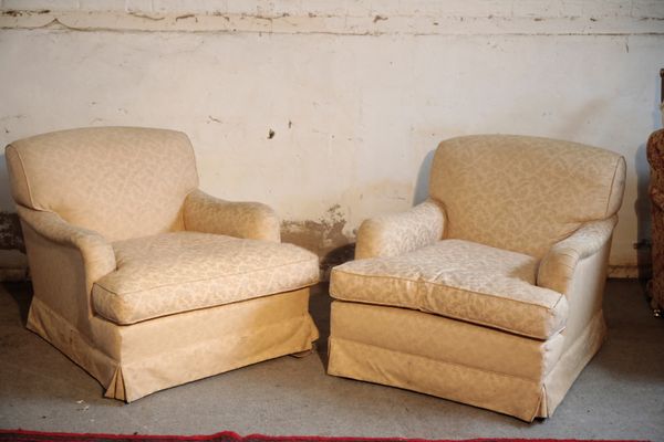 A PAIR OF UPHOLSTERED ARMCHAIRS IN THE MANNER OF HOWARD & SONS,