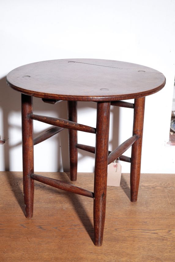 A CIRCULAR OAK OCCASIONAL TABLE, BY GORDON RUSSELL,