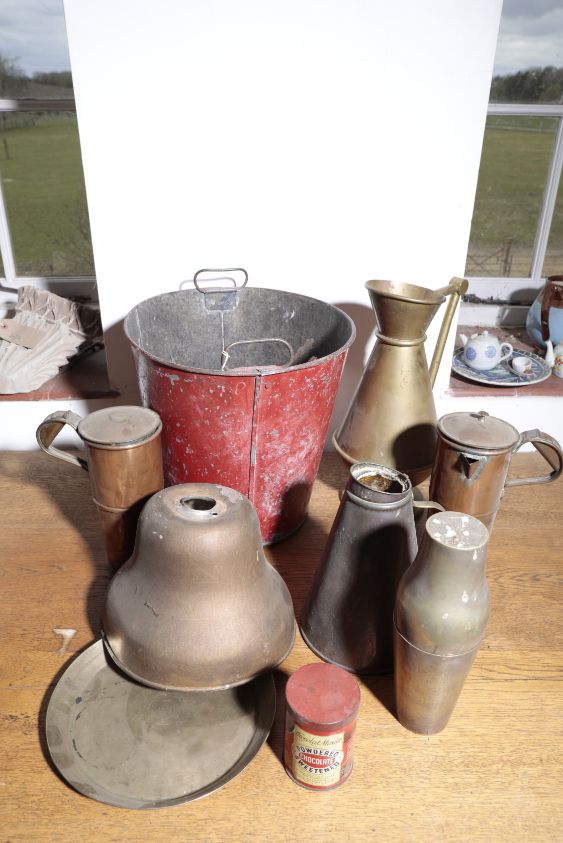 A QUANTITY OF DOMESTIC METALWARE,