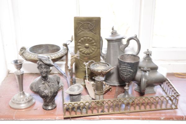 A SMALL QUANTITY OF DOMESTIC METALWARE,