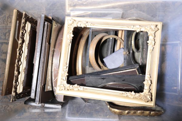 A QUANTITY OF ASSORTED MINIATURE, MIRROR AND PHOTOGRAPH FRAMES,