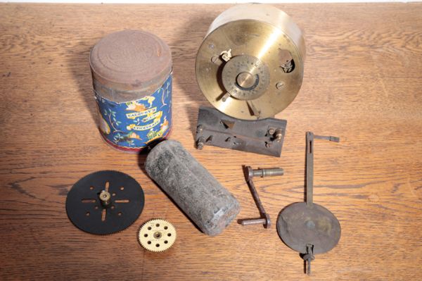 A SMALL QUANTITY OF ASSORTED METAL CLOCK PARTS,