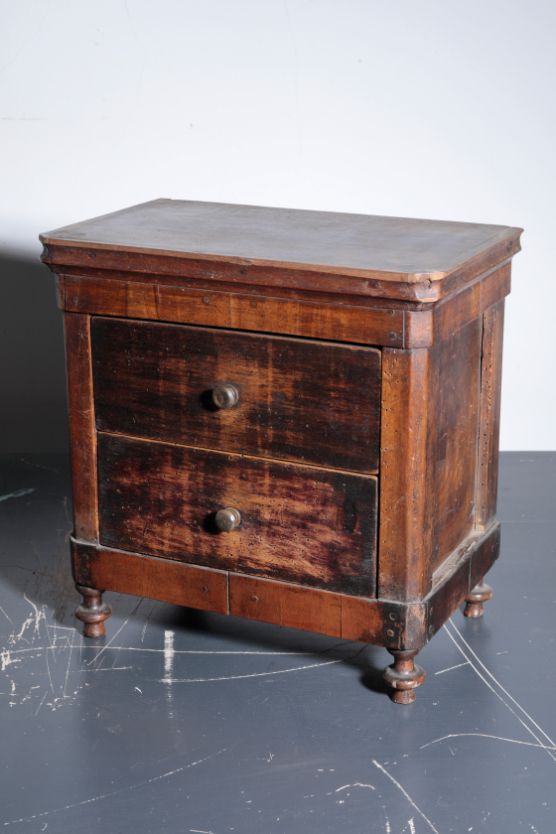 AN ITALIAN MINIATURE WALNUT CHEST OF DRAWERS,