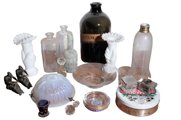 A SMALL QUANTITY OF ASSORTED GLASS ITEMS,