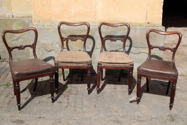 A SET OF FOUR REGENCY MAHOGANY SIDE CHAIRS,