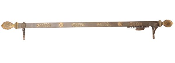 A PATINATED AND GILT BRONZE CURTAIN RAIL IN NEOCLASSICAL STYLE,