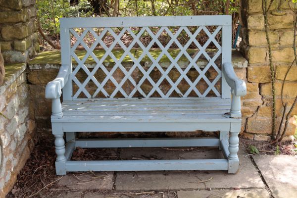 A PAINTED WOOD GARDEN BENCH,