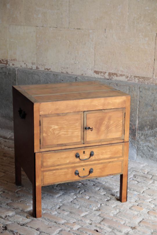 A GEORGE III SATINWOOD AND CROSSBANDED NIGHT COMMODE,