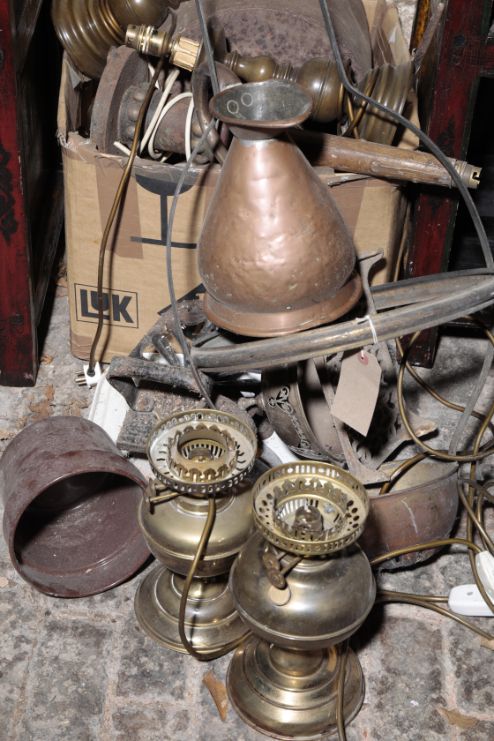 A QUANTITY OF ASSORTED DOMESTIC METALWARE,