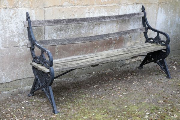 A CAST IRON AND SLATTED WOOD GARDEN BENCH,