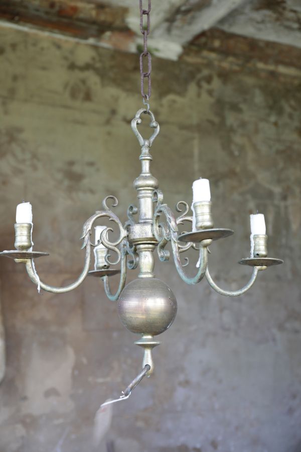 A BRASS FOUR LIGHT CHANDELIER IN DUTCH EARLY 18TH CENTURY STYLE,