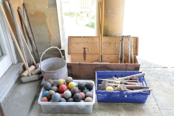 A QUANTITY OF ASSORTED CROQUET ITEMS,