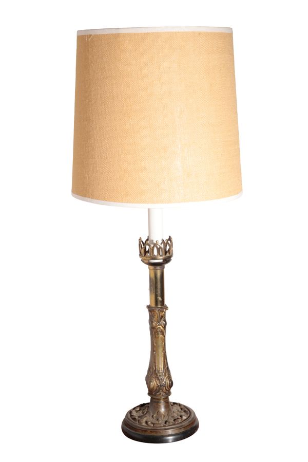 A VICTORIAN GILT BRASS TABLE LAMP,