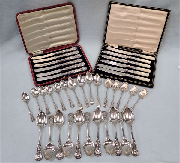 A SET OF SIX KNIVES WITH FILLED SILVER HANDLES