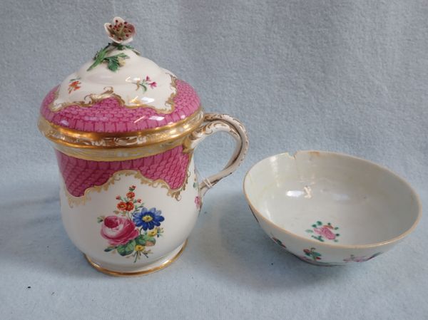 A LARGE CONTINENTAL PORCELAIN CUP AND COVER